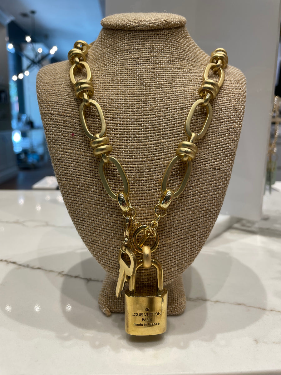 Oval Toggle Lock Necklace